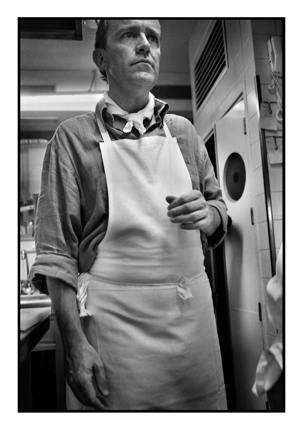 Photo, Gastronomie, Restaurant, Cuisine, Alain Passard, Chef, Grand Chef, Restaurant étoilé, Portrait, Tablier, Personnage, Main, Homme, Regard, Porte battante, Paris, France, Reportage, Noir et blanc, n&b, nb