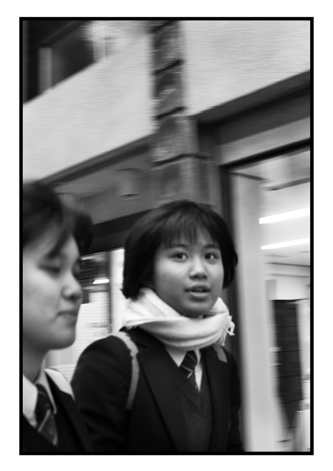 Photo, Voyage, Ville, Immeuble, façade, Personnage, Duo, Jeune fille, Fille, Deux personnes, Écolière, Cravate, Chemise, Costume, Écharpe, Regard, Extérieur, Reportage, Noir et blanc, n&b, nb, Kyoto, Japon