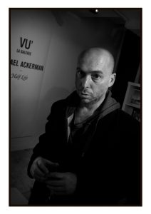 Photo, Reportage, Portrait reportage,Photographe, Artiste, Michael Ackerman, Agence Vu, Portrait, Intérieur, Galerie, Galerie d’arts, Galerie photo, Galerie Vu, Agence Vu, Half time, Vu la galerie, Exposition, Flou, Bougé, En mouvement, Noir et blanc, n&b, nb, Paris, France
