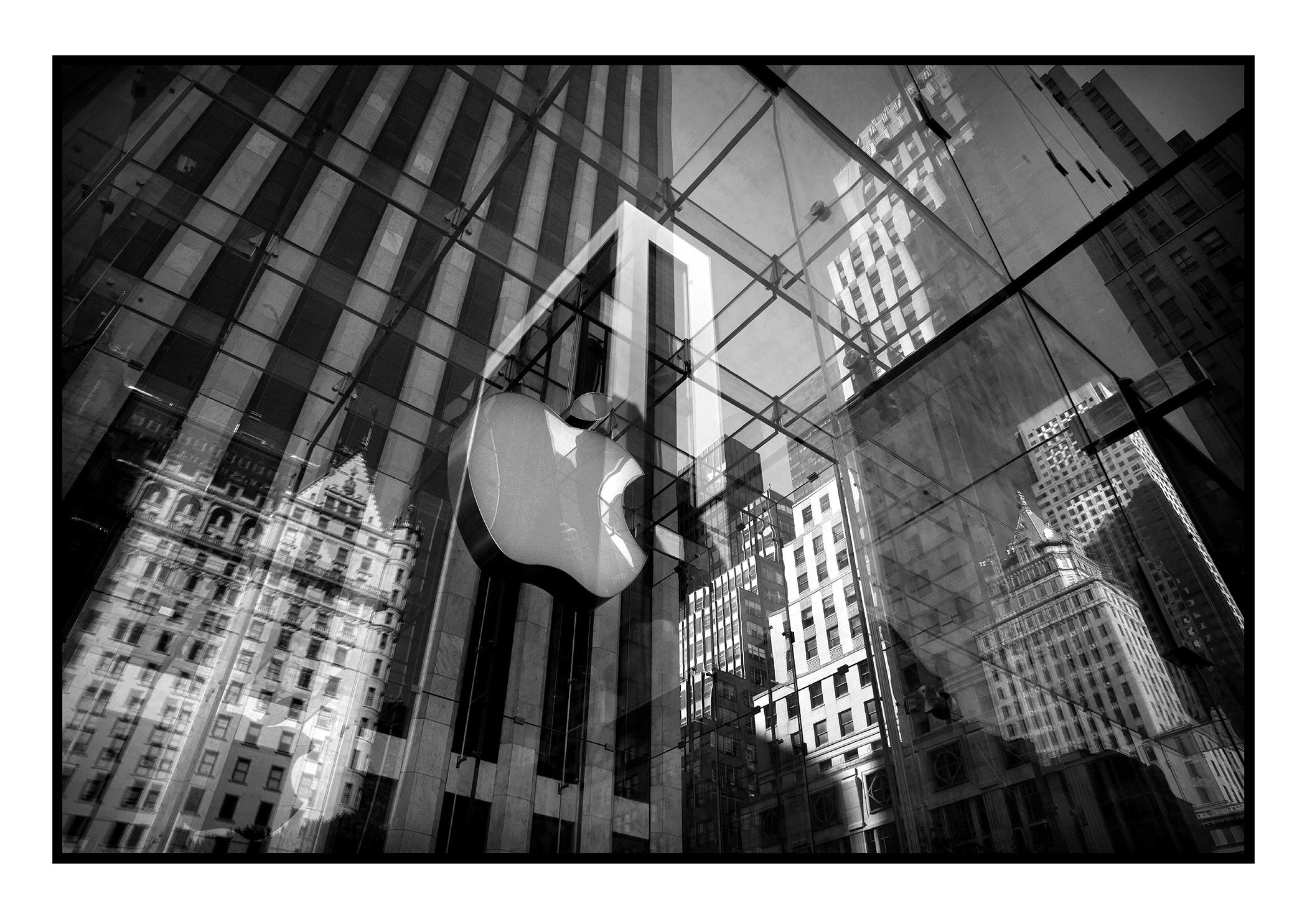 Photo, Voyage, Ville, Immeuble, Façade, Architecture, Structure, Groupe d’immeubles, Tour, Groupe de tours, Groupe, Reflet, Transparence, Apple Store, Pomme, Picto, Pictogramme, Apple, Magasin, Central Park, Extérieur, Reportage, Noir et blanc, n&b, nb, New-York, NY, États-Unis, Amérique du nord, Manhattan