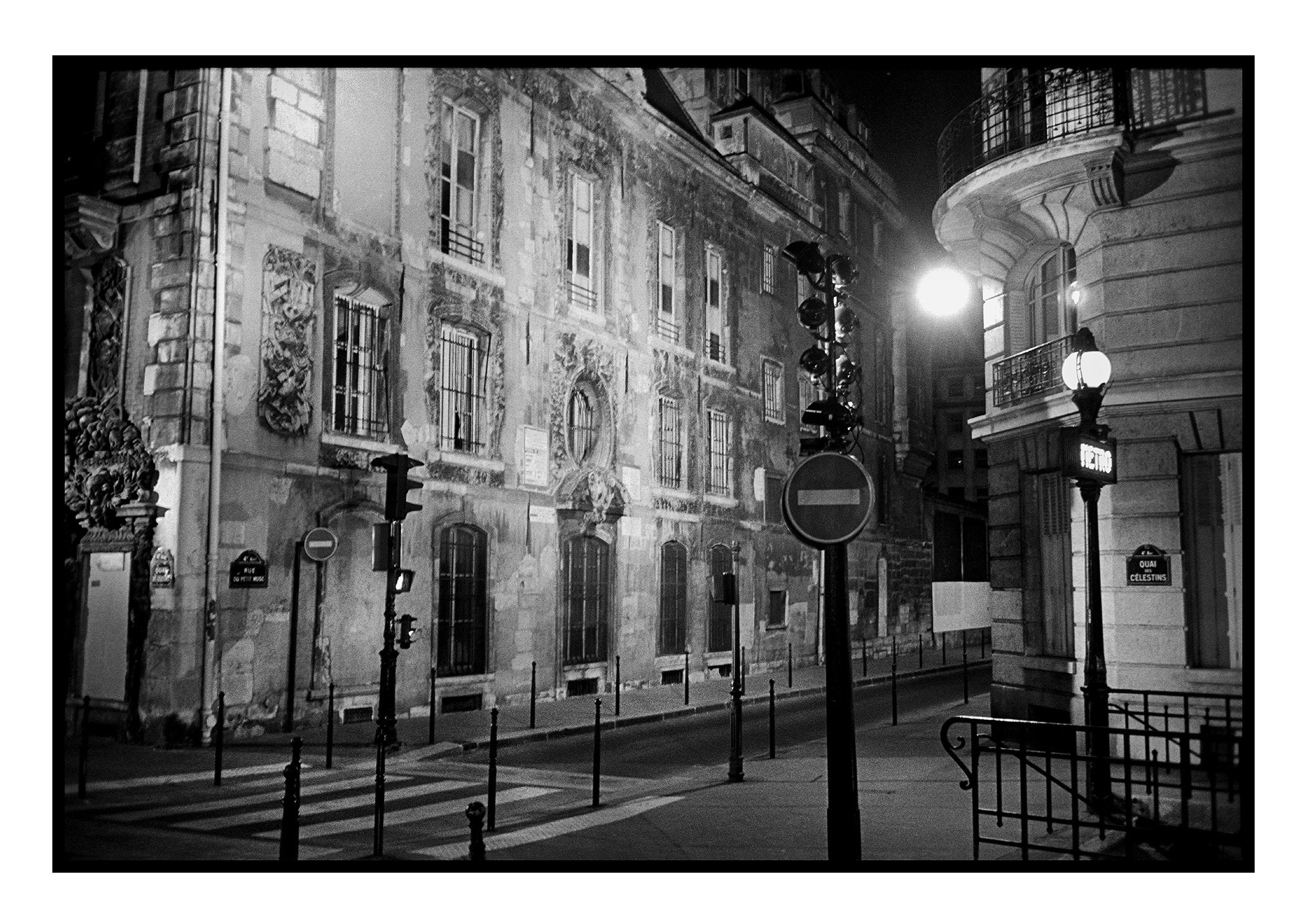 Photo, Paris, Rue, Immeuble parisien, Immeuble, Sens interdit, Panneau de signalisation, Métro, Nuit, Plaque de rue, Passage clouté, Rue, Trottoir, Fenêtre, Luminaire, Lampadaire, quai des Célestins, 75004, Immeuble Haussmannien, Reportage, Noir et blanc, n&b, nb, Paris, Marais, Quartier du Marais, France