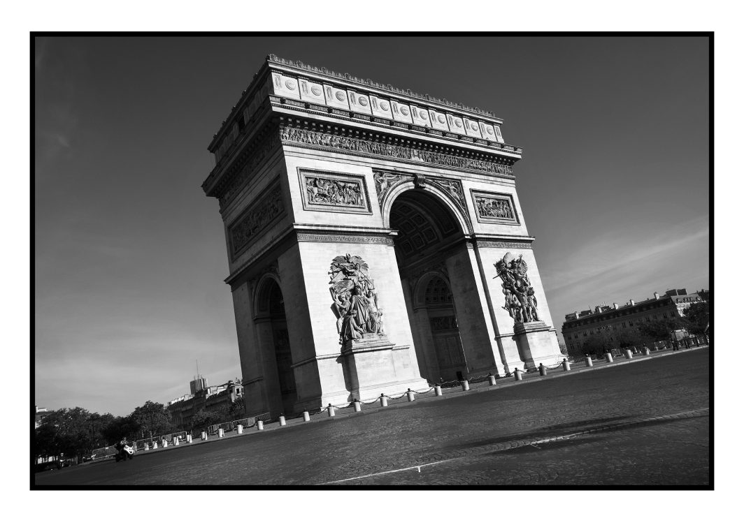 Photo, Monument, Devanture, Sculpture, Sculpture dorée, Arc de Triomphe de l'étoile, Arc de Triomphe, Place de l’Étoile, Plot, Bas-relief, Covid, Corona Virus, Confinement, Le Pari(s) confiné, Livre, Ouvrage, Fenêtre, Baie vitrée, Reflet, Esplanade du Trocadéro, Les oiseaux, Louis Brasseur, Oiseau, Cape, Masque, Protection, Reportage, Noir et blanc, n&b, nb, Paris, France