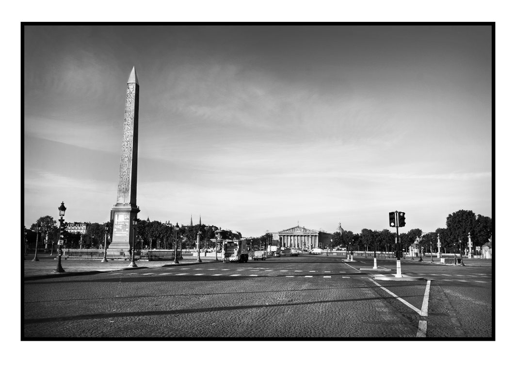 Photo, Monument, Rue, Place de la Concorde, La Concorde, Obélisque, L’obélisque, Vide, Assemblée nationale, Feu de signalisation, Passage clouté, Lampadaire, Luminaire, Arbre, Route, Pavé, Covid, Corona Virus, Confinement, Le Pari(s) confiné, Livre, Ouvrage, Masque, Protection, Reportage, Noir et blanc, n&b, nb, Paris, France