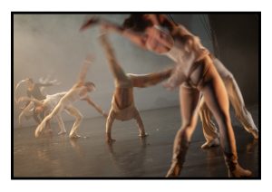 Photo, Cirque, Série, Cirque en chantier, Pentimento, Scène, Personnage, Femme, Homme, Cerceau, Acrobate, Acrobatie, Roue, Danse, Spectacle, Chapiteau, Groupe, Madonna Bouglione, Reportage, Flou, Bougé, Couleur, Boulogne-Billancourt, France