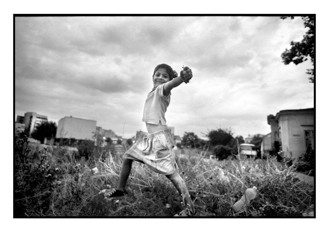 Photo, Voyage, Village, Personnage, Roumaine, Portrait, Visage, Enfant, Regard, Jeu, Sourire, Immeuble, HLM, Voiture, Herbe, Maison, Bouteille d’eau, Ciel, Nuage, Ciel nuageux, Extérieur, Reportage, Noir et blanc, n&b, nb, Bucarest, Roumanie