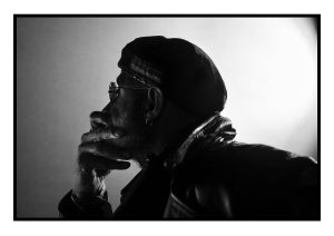 Photo, Reportage, Portrait reportage, Photographe, Photo reporter, Photoreporter, De profil, Reporter photo, Photo reporter, Stanley Greene, Photographe de guerre, Photojournaliste, Agence Vu, Portrait, Intérieur, Béret, Lunettes de Soleil, Perfecto, Salon de la photo, Noir et blanc, n&b, nb, Paris, France