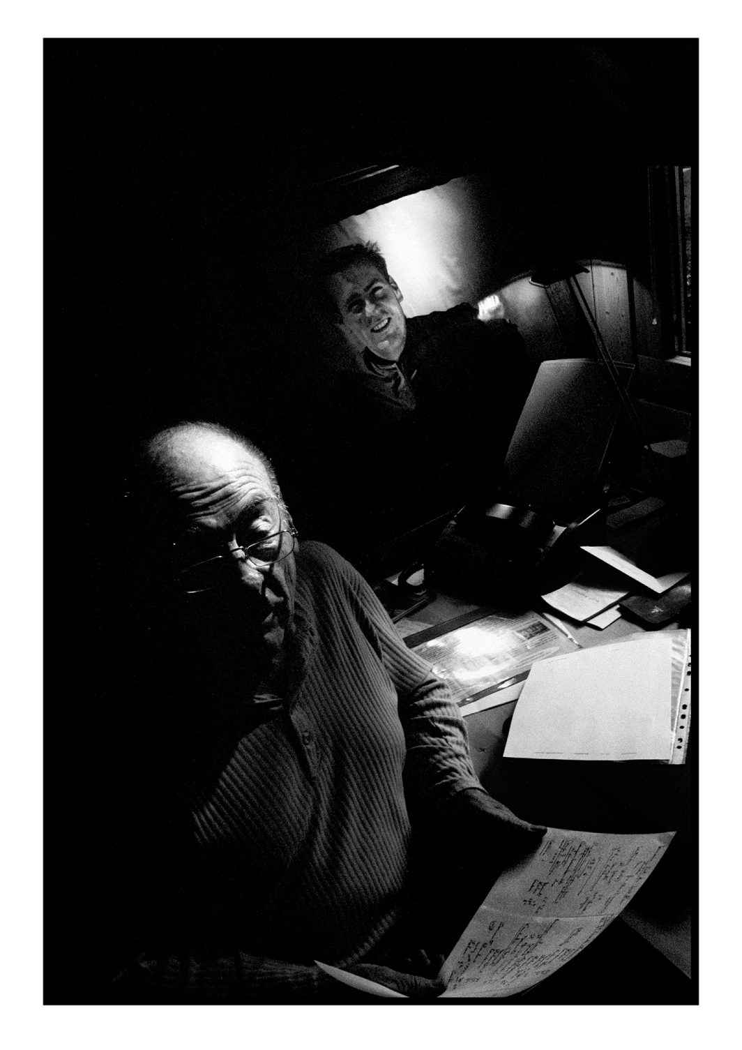 Photo, Sport, Ski, Skieur, Sportif, Skieur, Champion Olympique, Victoire olympique, Squaw Valley, 1960, Position du shuss, Shuss, Position de l’œuf, Jean Vuarnet, Morzine, Portrait, Visage, Personnage, Homme, Lunettes, Avoriaz, Morzine-Avoriaz, Téléphérique pour l’enfance, Falaise, Ouvrage, Livre, Entrée du téléphérique, Téléphérique, Les Prodains, Liste, Feuille, Victoire, Liste des victoires, Reportage, Noir et blanc, Intérieur, n&b, nb, France