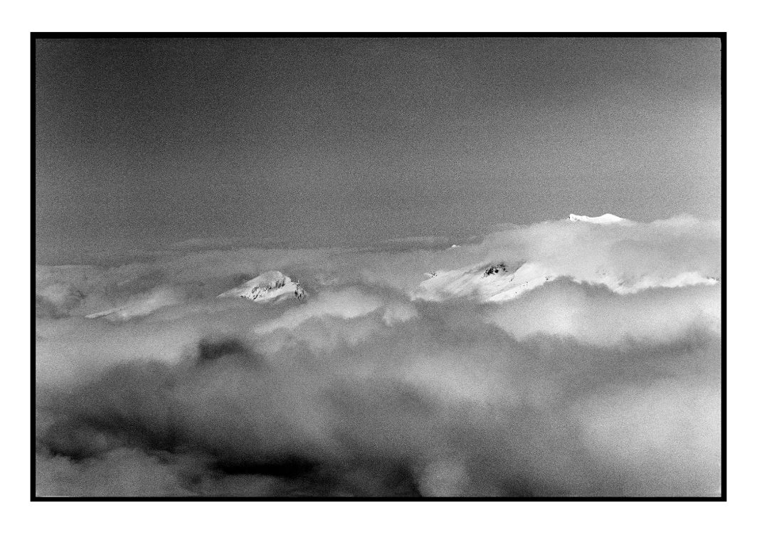 Photo, Montagne, Paysage, Nature, Brouillard, Pic, Sommet, Purée de pois, Neige, Falaise,Mer de nuages, Téléphérique pour l’enfance, Ouvrage, Livre, Ski, Station de ski, Reportage, Noir et blanc, n&b, nb, Avoriaz, Haute-Savoie, Morzine-Avoriaz, Morzine Avoriaz, France