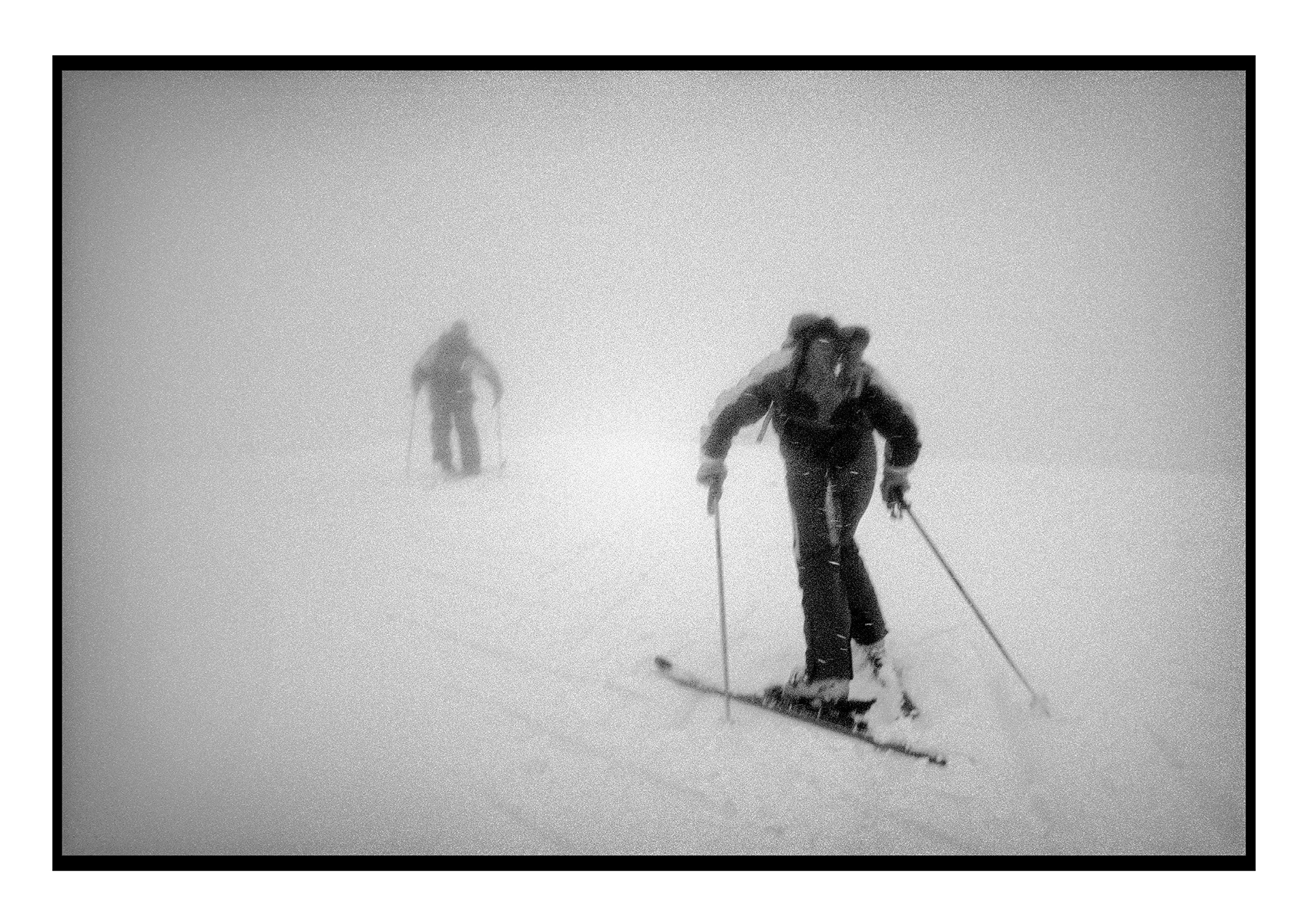 Photo, Montagne, Paysage, Sac à dos, Nature, Personnage, Skieur, Pisteur, Montée, De dos, Baton de ski, Baton, Téléphérique pour l’enfance, Ouvrage, Livre, Ski, Station de ski, Reportage, Noir et blanc, n&b, nb, Avoriaz, Haute-Savoie, Morzine-Avoriaz, Morzine Avoriaz, France